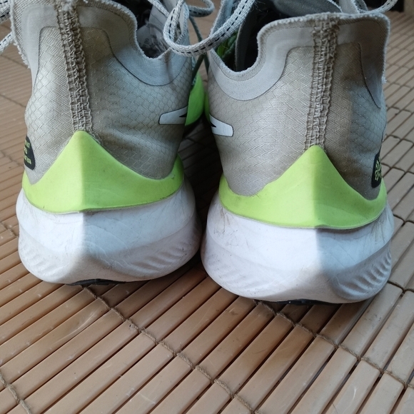 Nike Zoom Gravity Grey Fog Volt Running Shoe BQ3202-011 Men's Size 10.5 311pm - Picture 8 of 11